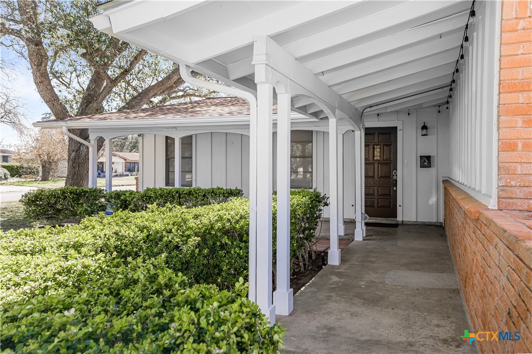 121 Bonham Street Port Lavaca, TX 77979 - Photo 3 of 26 front view of a house with a porch