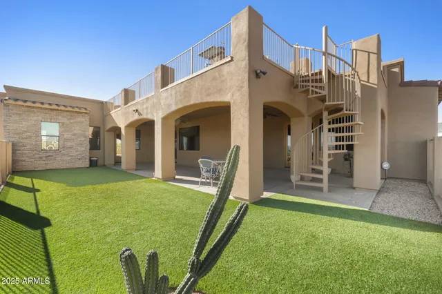 a view of a house with backyard