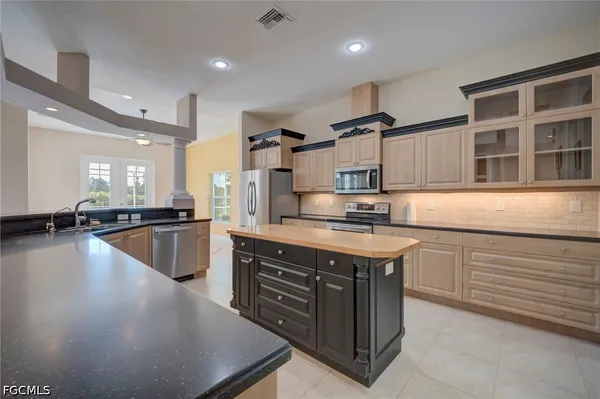 $2,700 | 638 Parkdale Boulevard, Lehigh Acres, FL 33974