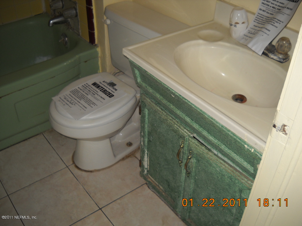 9711 Banks Road Jacksonville, FL 32246 - Photo 11 of 15 Bathroom