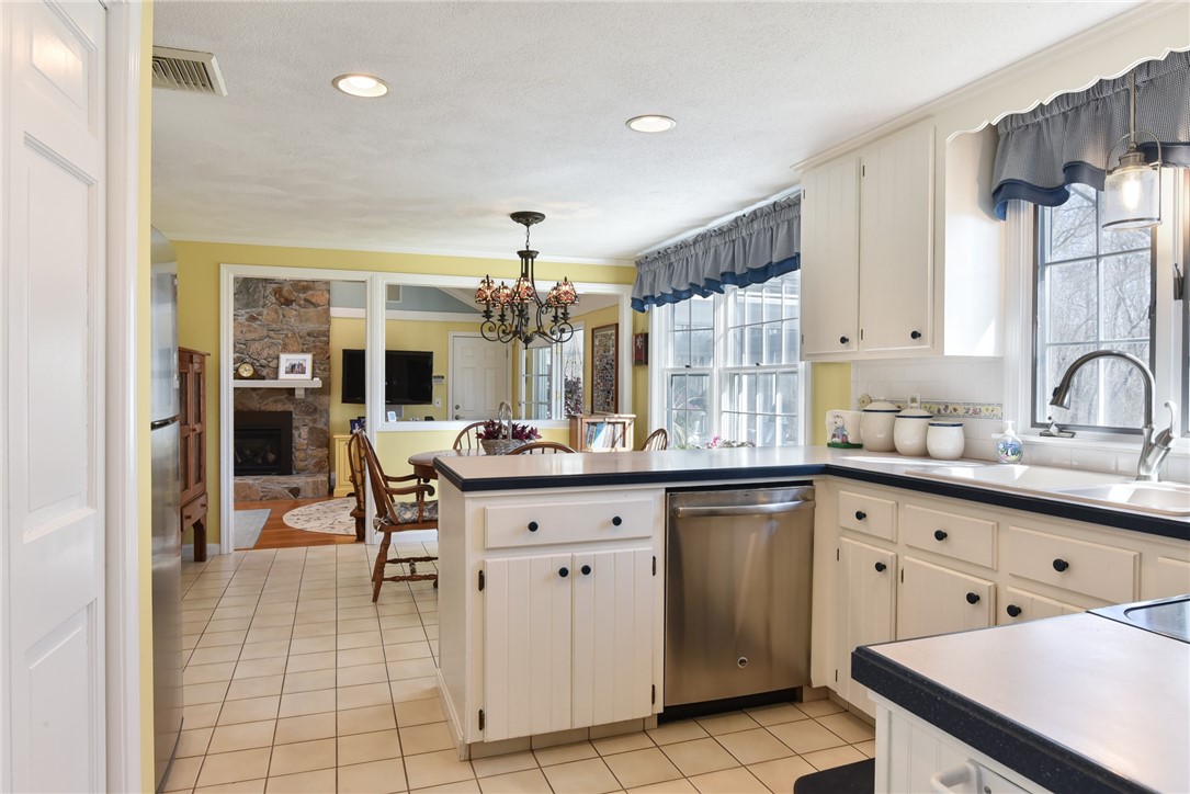 124 Daniel Drive North Kingstown, RI 02852 - Photo 12 of 39