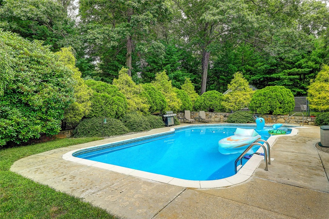 24 Colwell Road Smithfield, RI 02828 - Photo 8 of 50