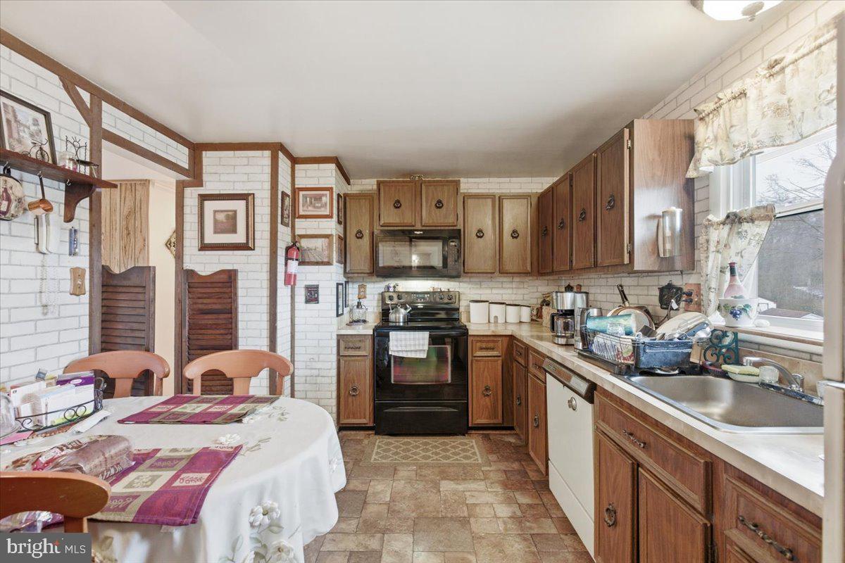5923 Michael Road Waldorf, MD 20601 - Photo 6 of 34 Bistro style Kitchen