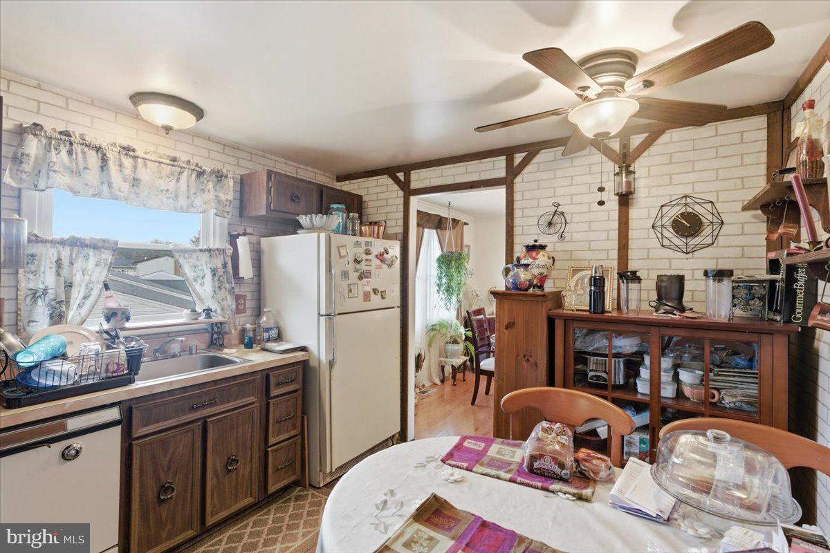 5923 Michael Road Waldorf, MD 20601 - Photo 7 of 34 Bistro style Kitchen