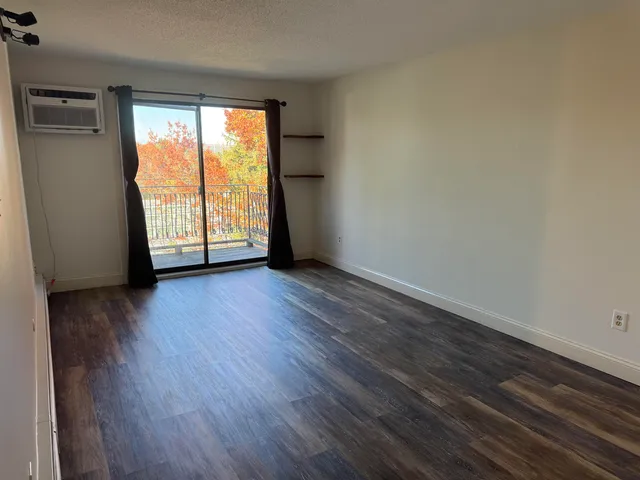 $1,600 | 136 Mammoth Road, Unit 23, Hooksett, NH 03106