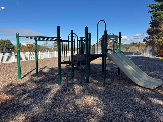 $1,600 | 136 Mammoth Road, Unit 23, Hooksett, NH 03106