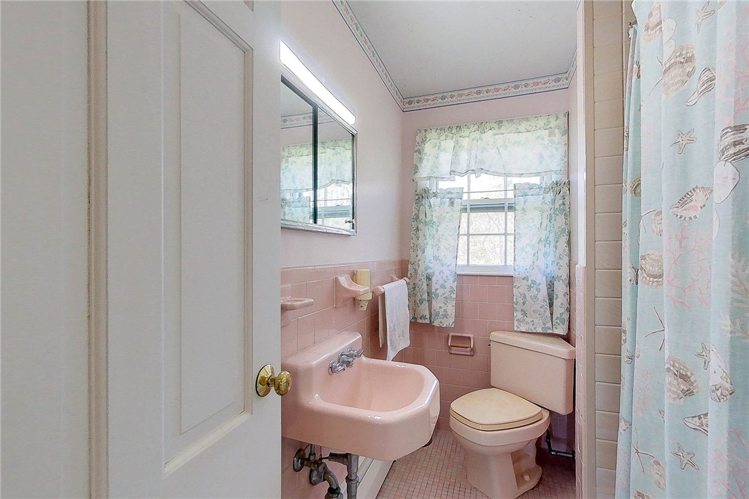 17 McCormick Road Newport, RI 02840 - Photo 23 of 30 Full bath facing west