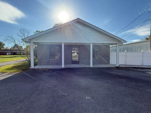a view of back yard of the house