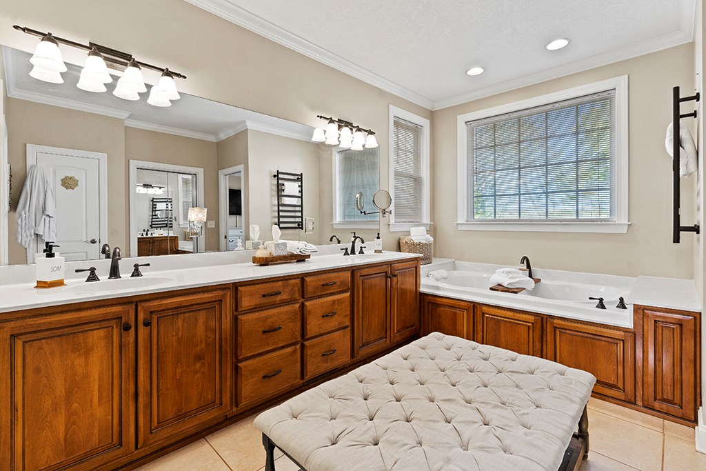 425 Terrapin Pointe Road Hodges, SC 29653 - Photo 12 of 33 Primary Suite Bath