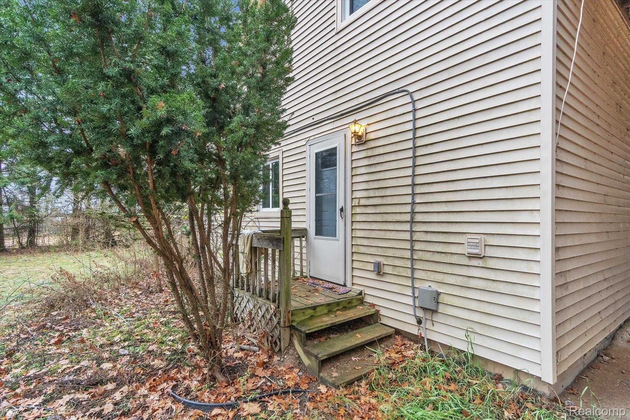 5349 Faussett Road Howell, MI 48855 - Photo 2 of 31 Front entrance into the house.