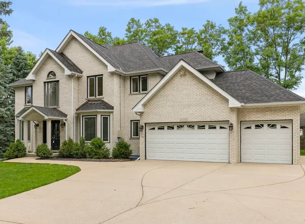 $799,000 | 16W374 94th Street, Burr Ridge, IL 60527