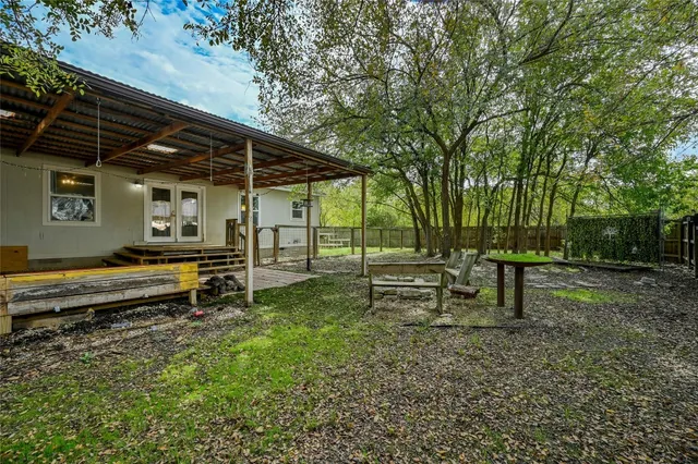 a view of a backyard