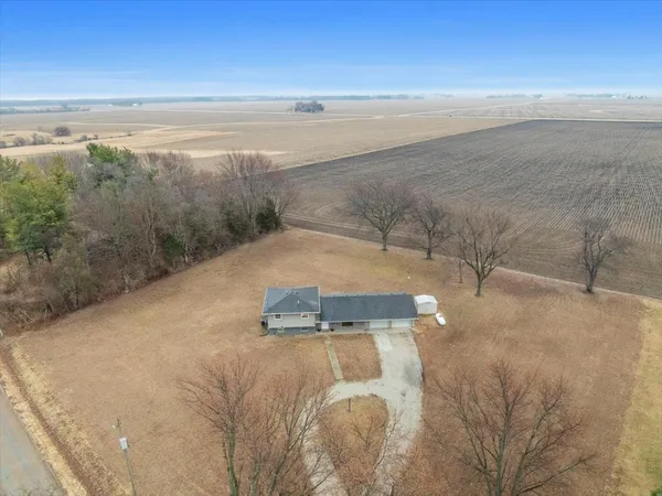 $335,000 | 15795 East 2550 North Road, Hudson, IL 61748