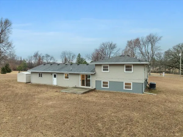 $335,000 | 15795 East 2550 North Road, Hudson, IL 61748