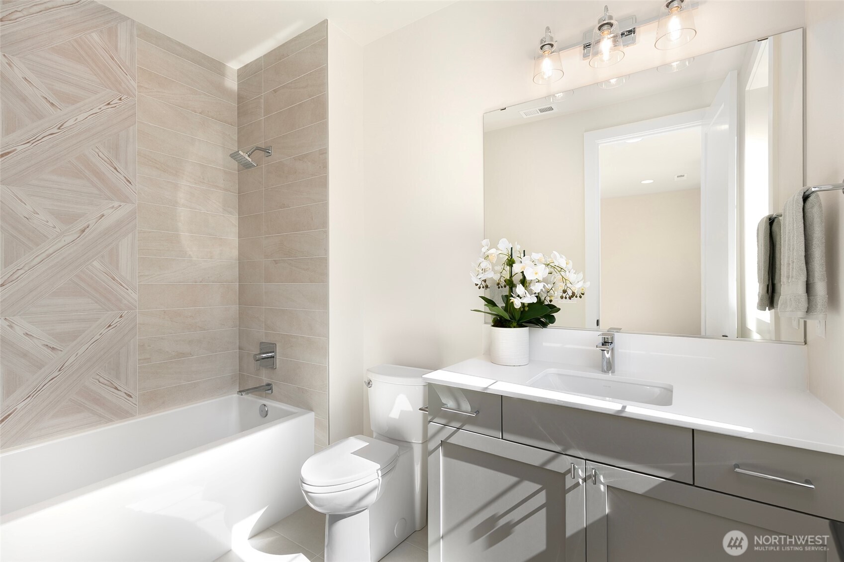 308 124th Place Northeast Bellevue, WA 98005 - Photo 19 of 39 a bathroom with a sink a toilet and bathtub