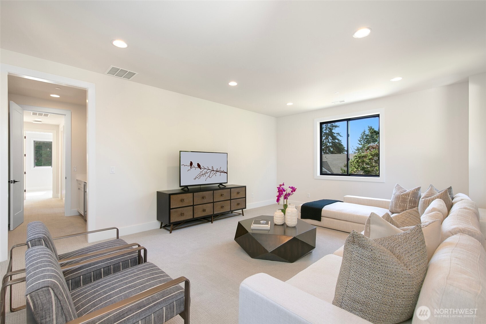 308 124th Place Northeast Bellevue, WA 98005 - Photo 28 of 39 a living room with furniture