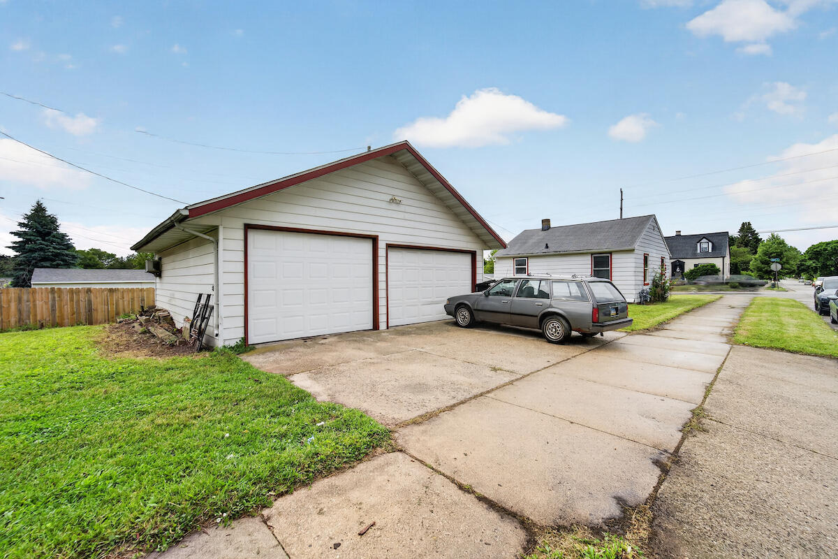 4124 21st Street Racine, WI 53405 - Photo 18 of 18 Garage