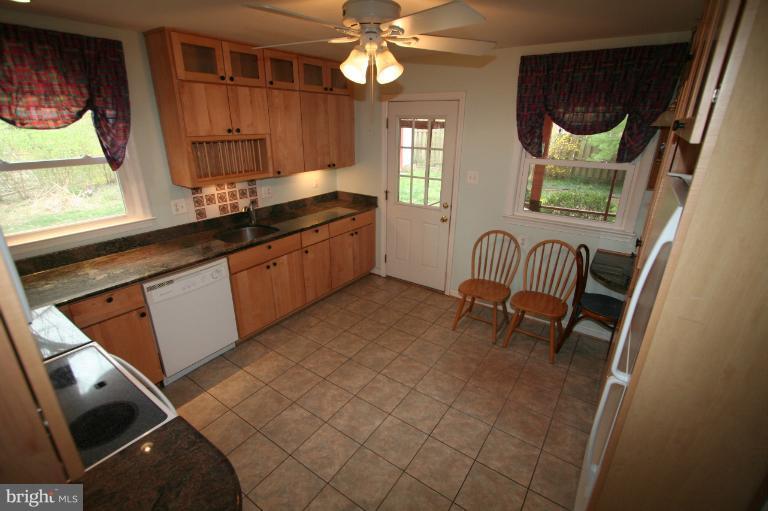 10405 Kinloch Road Silver Spring, MD 20903 - Photo 16 of 38 Kitchen