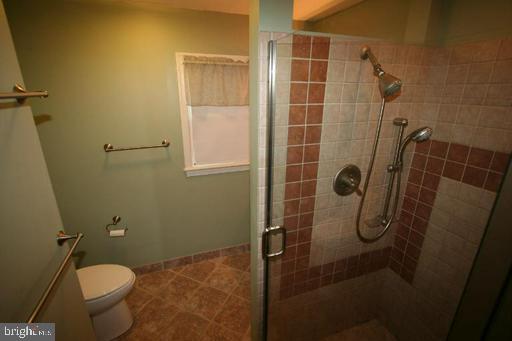 10405 Kinloch Road Silver Spring, MD 20903 - Photo 21 of 38 Primary Bath