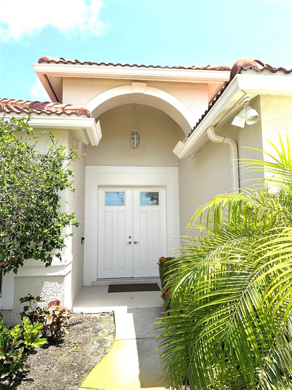 8870 Huntington Pointe Drive Sarasota, FL 34238 - Photo 2 of 28 a front view of a house