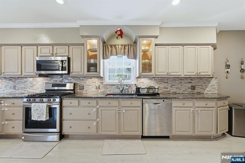 11 Thiem Avenue Rochelle Park, NJ 07662 - Photo 9 of 48