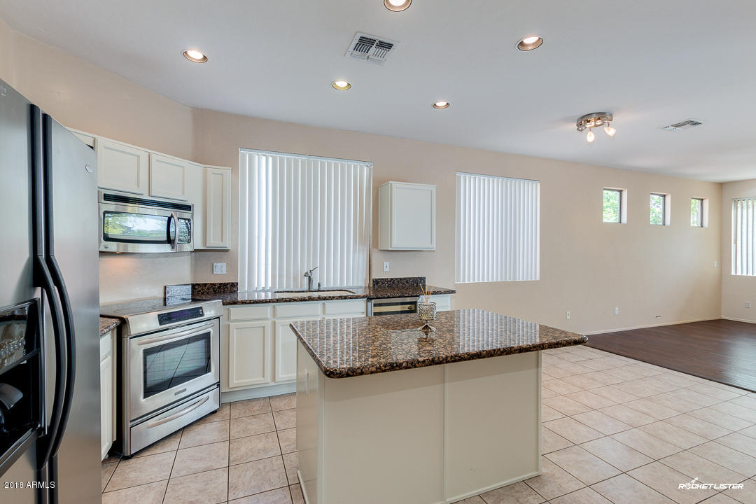 8699 West Bajada Road Peoria, AZ 85383 - Photo 10 of 42 KITCHEN / FAMILY ROOM