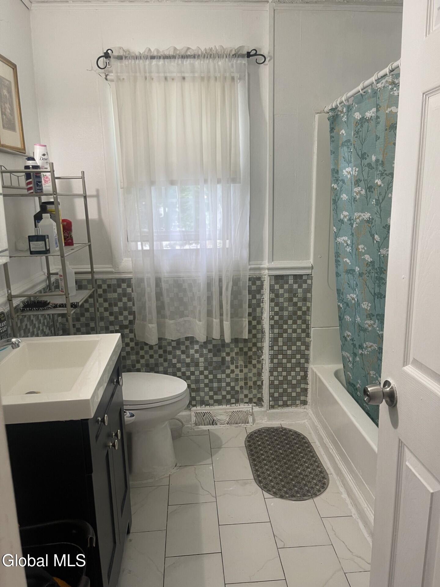 21 Ridgecrest Avenue Colonie, NY 12110 - Photo 7 of 11 3fb69dc2-3e30-4efb-be95-7ec64a0967e8