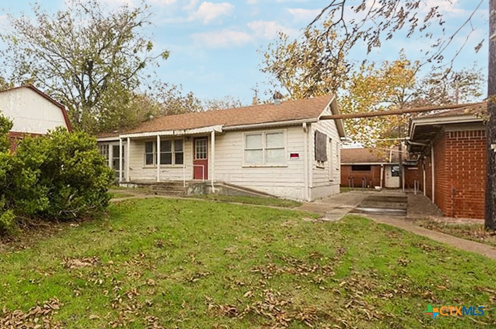 111 South 33rd Street Temple, TX 76504 - Photo 16 of 28 a backyard of a house with table and chairs
