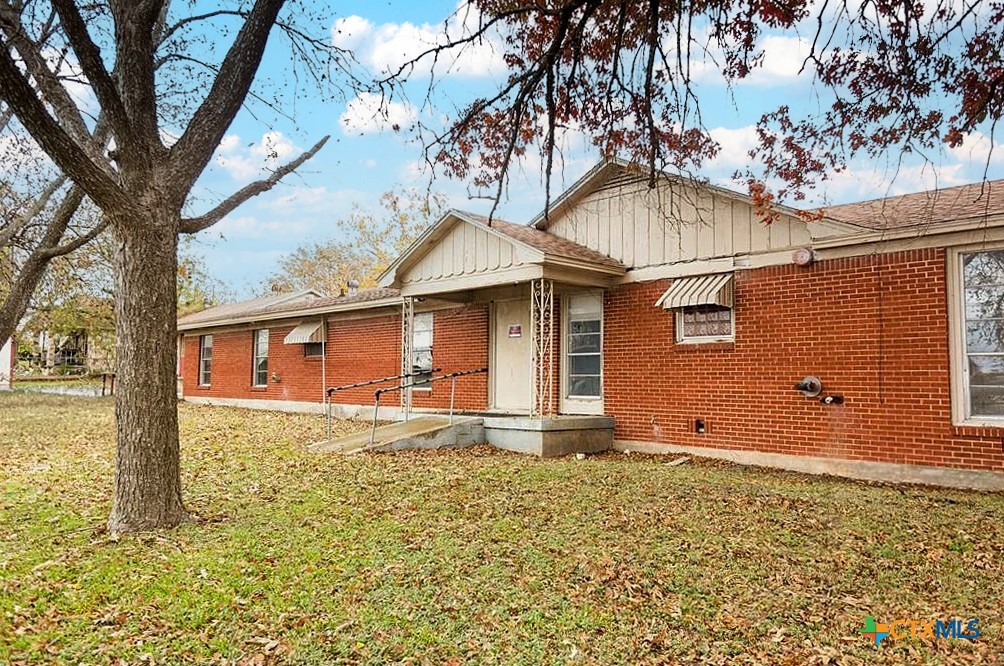111 South 33rd Street Temple, TX 76504 - Photo 4 of 28 a front view of a house with yard