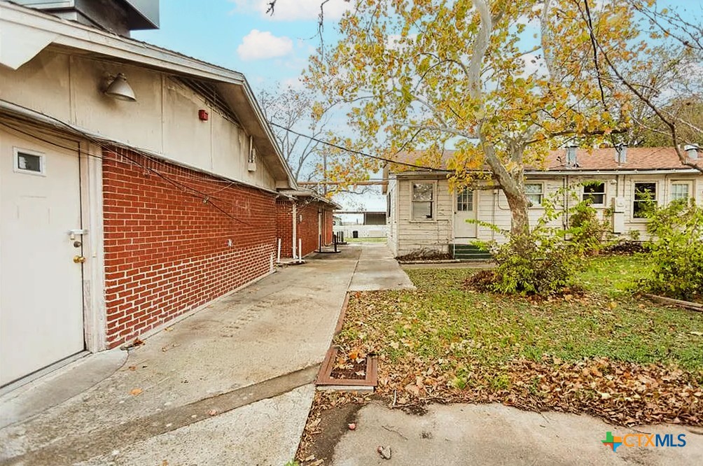 111 South 33rd Street Temple, TX 76504 - Photo 7 of 28 a view of residential house and tree