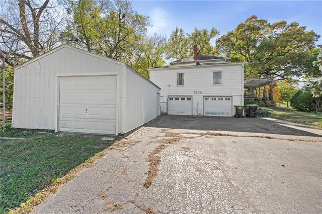 $300,000 | 2209 Northeast 39th Terrace, Kansas City, MO 64116