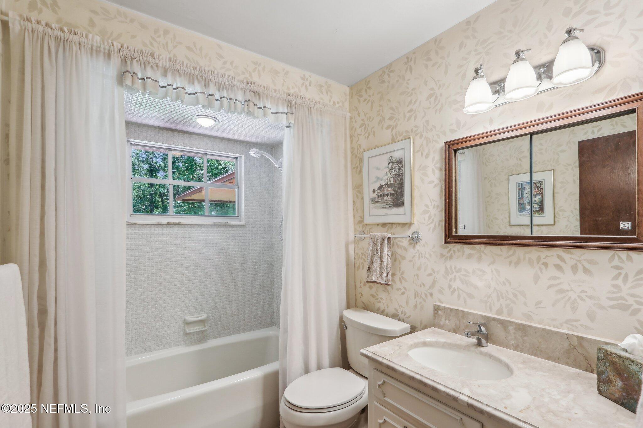 6264 Riviera Lane Jacksonville, FL 32216 - Photo 24 of 43 Hall Bathroom