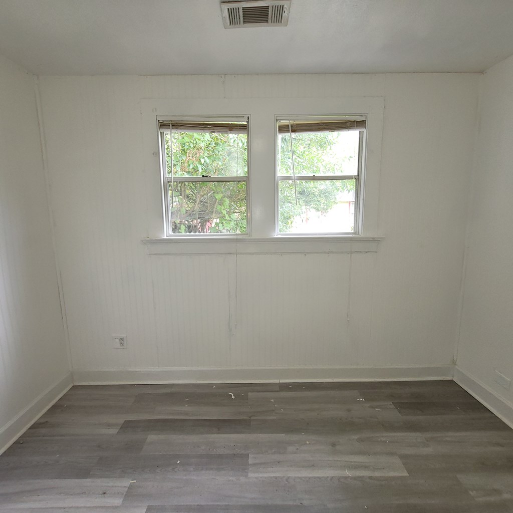 2220 Bell Street Columbus, GA 31906 - Photo 8 of 11 a room that has a window
