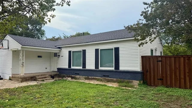 a view of a house with backyard and porch