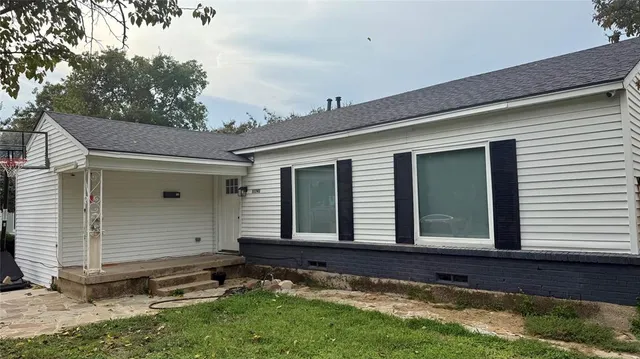 a view of house with backyard