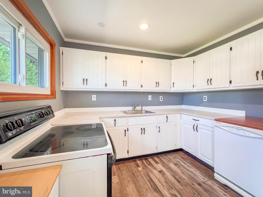 23 Hedge Road Levittown, PA 19056 - Photo 8 of 35 Dishwasher