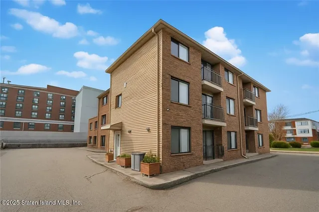 $588,888 | 31 Ramsey Lane | Manor Heights