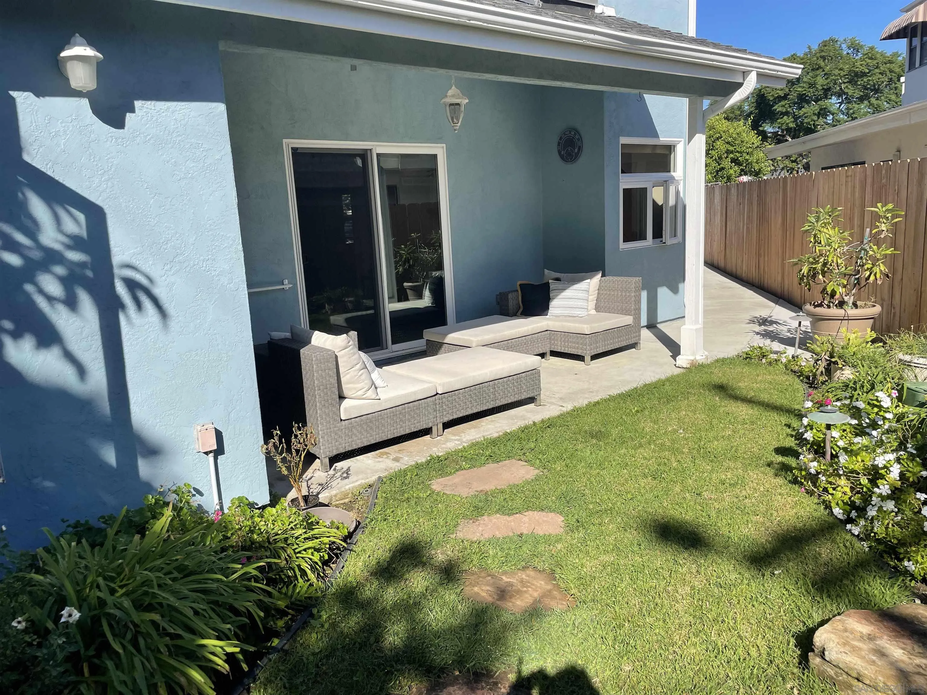 981 Cabrillo Avenue Coronado, CA 92118 - Photo 13 of 32 a living room with furniture and a yard