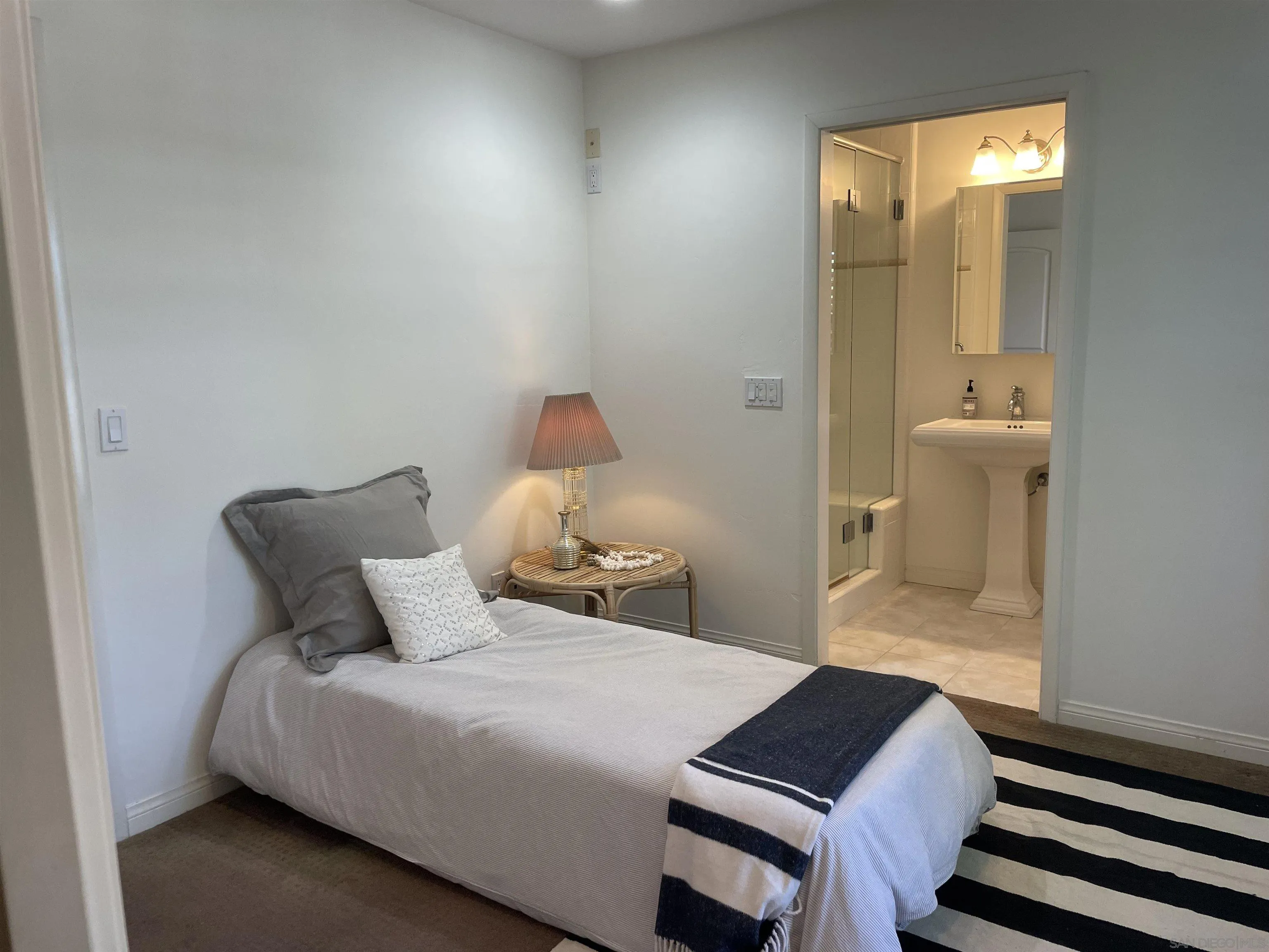 981 Cabrillo Avenue Coronado, CA 92118 - Photo 20 of 32 a bedroom with a bed and a mirror