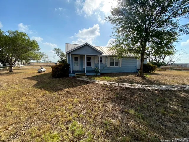 $631,000 | 2667 County Road 134, Floresville, TX 78114