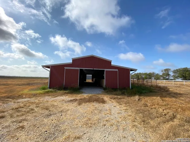 $631,000 | 2667 County Road 134, Floresville, TX 78114