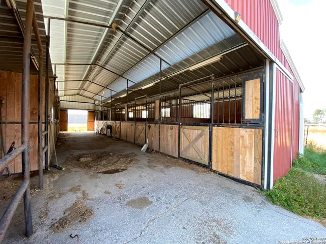 $631,000 | 2667 County Road 134, Floresville, TX 78114