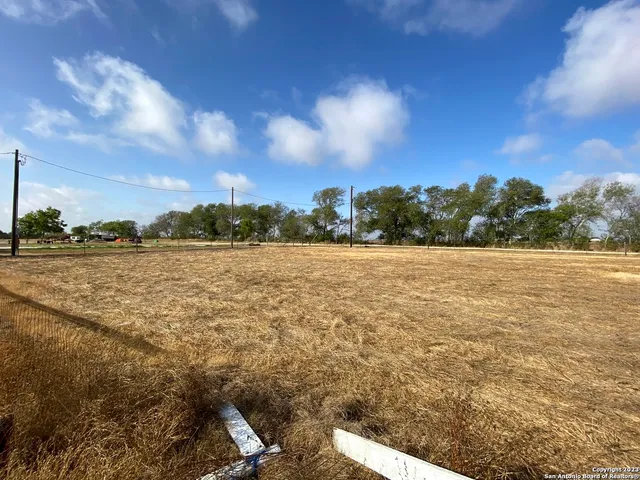$631,000 | 2667 County Road 134, Floresville, TX 78114