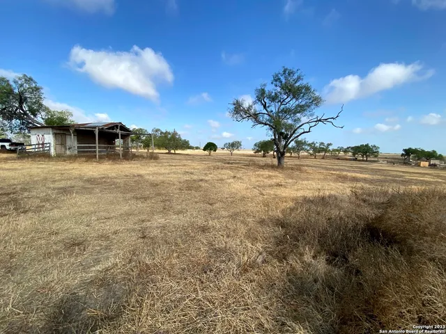 $631,000 | 2667 County Road 134, Floresville, TX 78114
