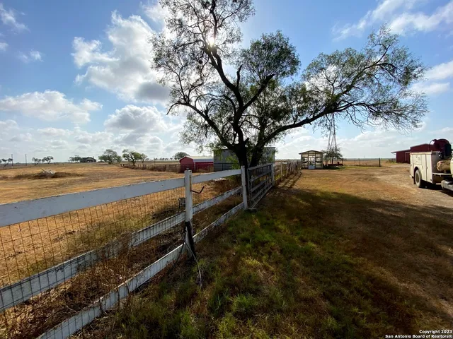 $631,000 | 2667 County Road 134, Floresville, TX 78114