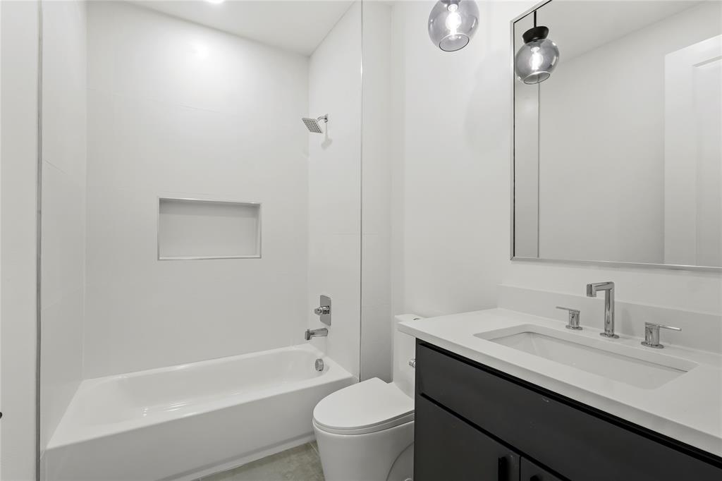 459 Hart Street Dallas, TX 75203 - Photo 17 of 21 Full bath with vanity and bathing tub / shower combination