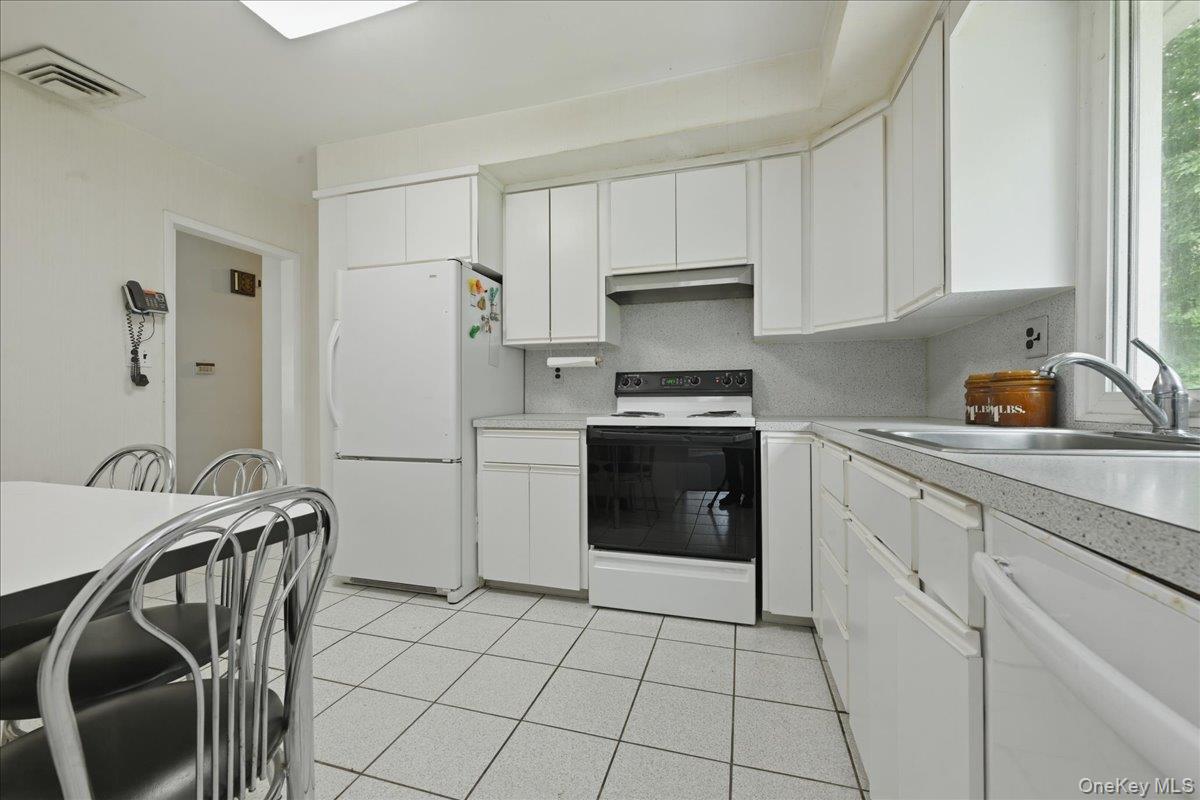 578 Richmond Road East Meadow, NY 11554 - Photo 20 of 33