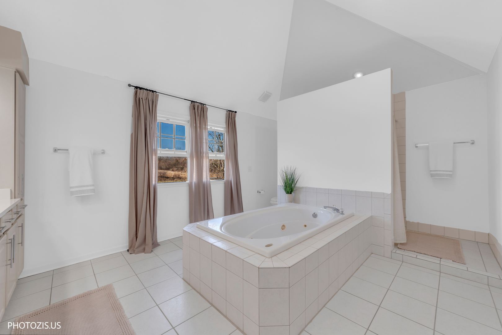 3517 Oakleaf Lane Crystal Lake, IL 60012 - Photo 37 of 76 a bathroom with a tub and a sink