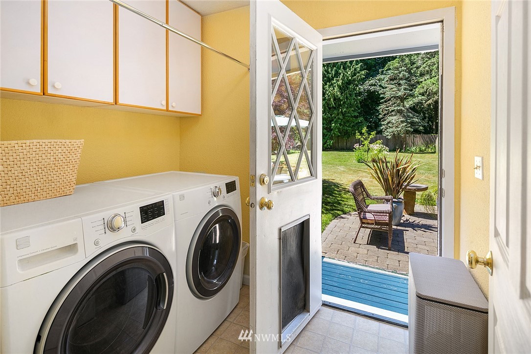 17905 Beall Road Southwest Vashon, WA 98070 - Photo 16 of 20 a view of livingroom with washer and dryer