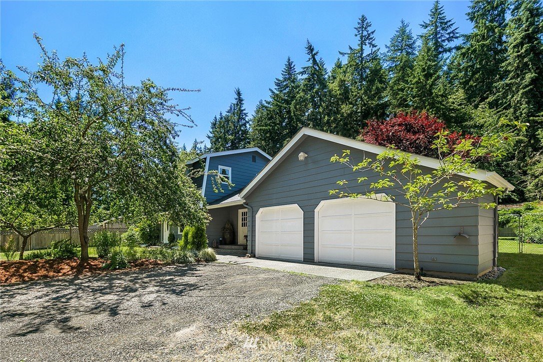 17905 Beall Road Southwest Vashon, WA 98070 - Photo 20 of 20 a backyard of a house with lots of green space